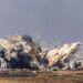Humo se eleva tras un ataque aéreo israelí en el norte de la Franja de Gaza, cerca de Beit Hanún, visto desde el lado israelí de la frontera, este jueves. Foto: EFE/ Atef Safadi