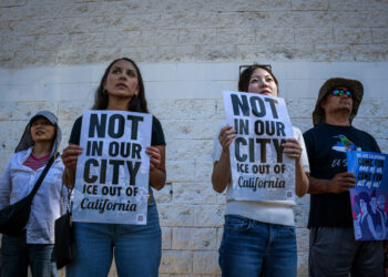 Protesta en rechazo a las acciones del Servicio de Inmigración y Control de Aduanas (ICE) de activistas y trabajadores de origen latino y asiático en Los Ángeles. Foto: EFE/ David Toro.