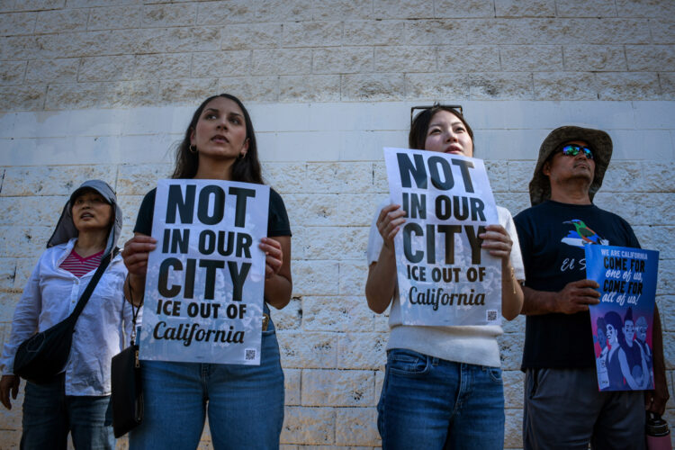 Protesta en rechazo a las acciones del Servicio de Inmigración y Control de Aduanas (ICE) de activistas y trabajadores de origen latino y asiático en Los Ángeles. Foto: EFE/ David Toro.