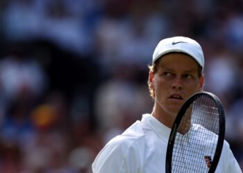 Jannik Sinner de Italia en acción durante el partido final de individuales masculinos contra Carlos Alcaraz de España en el Campeonato de Wimbledon, en Gran Bretaña el pasado 13 de julio de 2025. Foto: EFE/EPA/NEIL HALL.