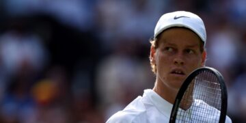 Jannik Sinner de Italia en acción durante el partido final de individuales masculinos contra Carlos Alcaraz de España en el Campeonato de Wimbledon, en Gran Bretaña el pasado 13 de julio de 2025. Foto: EFE/EPA/NEIL HALL.