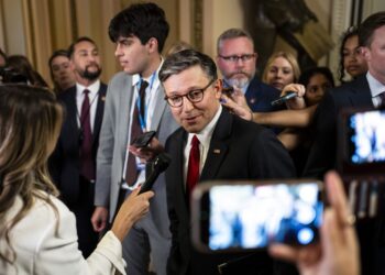 El presidente de la Cámara de Representantes, Mike Johnson, habla con los medios en el Capitolio. La Cámara permaneció en sesión durante la noche mientras los líderes republicanos y el presidente Trump buscaban votos para aprobar su legislación presupuestaria. Foto: EFE/EPA/GRAEME SLOAN.