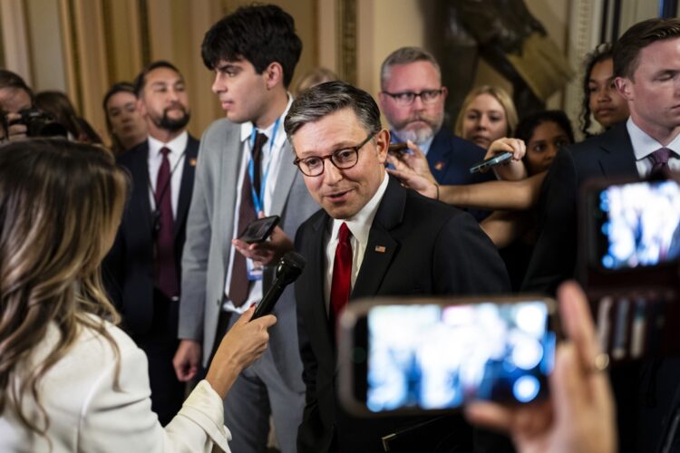 El presidente de la Cámara de Representantes, Mike Johnson, habla con los medios en el Capitolio. La Cámara permaneció en sesión durante la noche mientras los líderes republicanos y el presidente Trump buscaban votos para aprobar su legislación presupuestaria. Foto: EFE/EPA/GRAEME SLOAN.