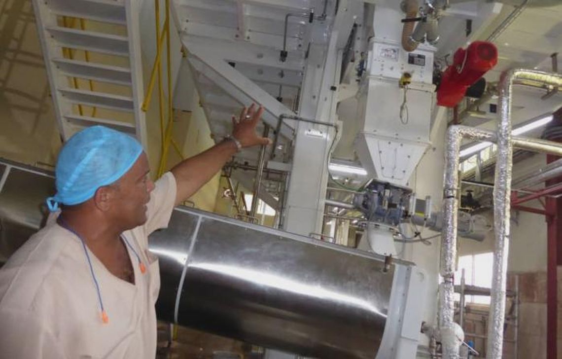 La nueva tecnología de la industria estatal no consigue cubrir su demanda de materia prima. Foto: José Llamos Camejo / Granma.