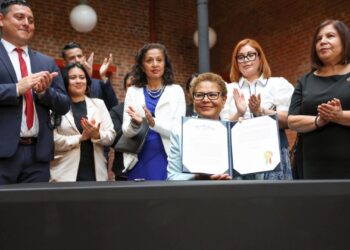 La alcaldesa de Los Ángeles, Karen Bass, muestra la orden ejecutiva destinada a proteger a las comunidades inmigrantes en su ciudad. Foto: EFE/ @karenbassla.