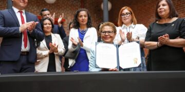 La alcaldesa de Los Ángeles, Karen Bass, muestra la orden ejecutiva destinada a proteger a las comunidades inmigrantes en su ciudad. Foto: EFE/ @karenbassla.