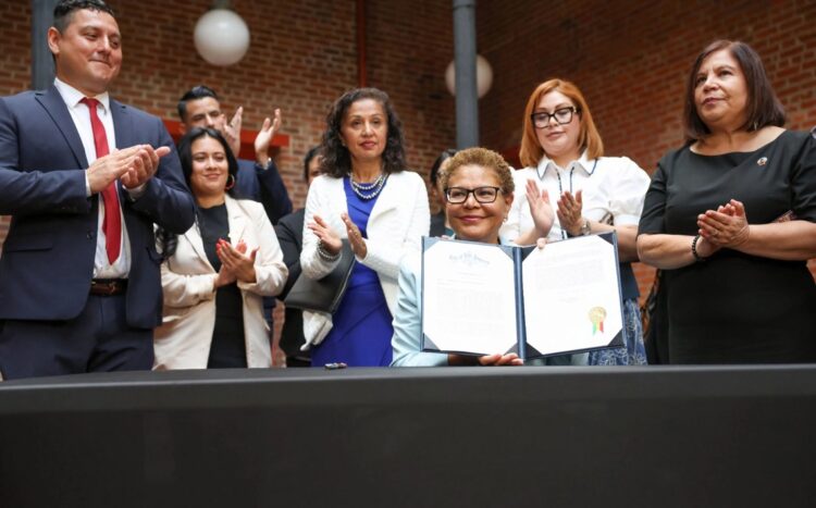 La alcaldesa de Los Ángeles, Karen Bass, muestra la orden ejecutiva destinada a proteger a las comunidades inmigrantes en su ciudad. Foto: EFE/ @karenbassla.