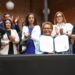 La alcaldesa de Los Ángeles, Karen Bass, muestra la orden ejecutiva destinada a proteger a las comunidades inmigrantes en su ciudad. Foto: EFE/ @karenbassla.