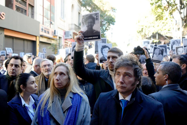 Javier Milei  acompañado por su hermana y secretaria general de la Presidencia, Karina Milei, en un acto en Buenos Aires. Foto:. EFE/Presidencia de Argentina.