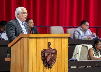 Oscar Manuel Silvera Martínez, ministro de Justicia, al presentar la norma en el Parlamento cubano. Foto: Abel Padón Padilla/ Cubadebate.