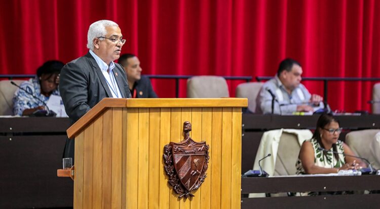 Oscar Manuel Silvera Martínez, ministro de Justicia, al presentar la norma en el Parlamento cubano. Foto: Abel Padón Padilla/ Cubadebate.