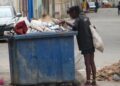 Mujer hurga en un basurero de Centro Habana . Foto:  AMD