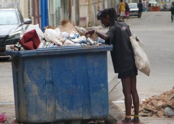 Mujer hurga en un basurero de Centro Habana . Foto:  AMD
