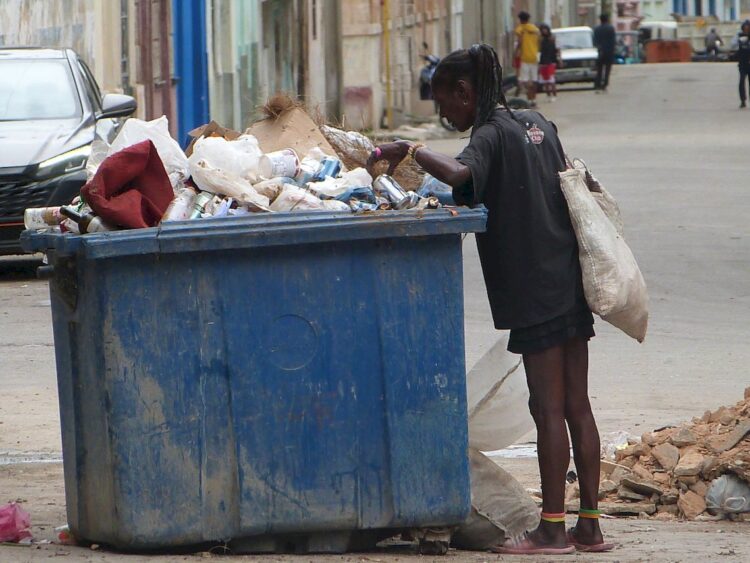 Mujer hurga en un basurero de Centro Habana . Foto:  AMD