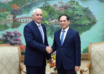 El vice primer ministro y canciller de Vietnam, Bui Thanh Son (d) saluda al viceministro primero de Relaciones Exteriores de Cuba, Gerardo Peñalver Portal, durante un encuentro en Hanoi el 23 de julio de 2025. Foto: @GerardoPPortal / X.