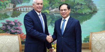 El vice primer ministro y canciller de Vietnam, Bui Thanh Son (d) saluda al viceministro primero de Relaciones Exteriores de Cuba, Gerardo Peñalver Portal, durante un encuentro en Hanoi el 23 de julio de 2025. Foto: @GerardoPPortal / X.