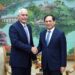 El vice primer ministro y canciller de Vietnam, Bui Thanh Son (d) saluda al viceministro primero de Relaciones Exteriores de Cuba, Gerardo Peñalver Portal, durante un encuentro en Hanoi el 23 de julio de 2025. Foto: @GerardoPPortal / X.