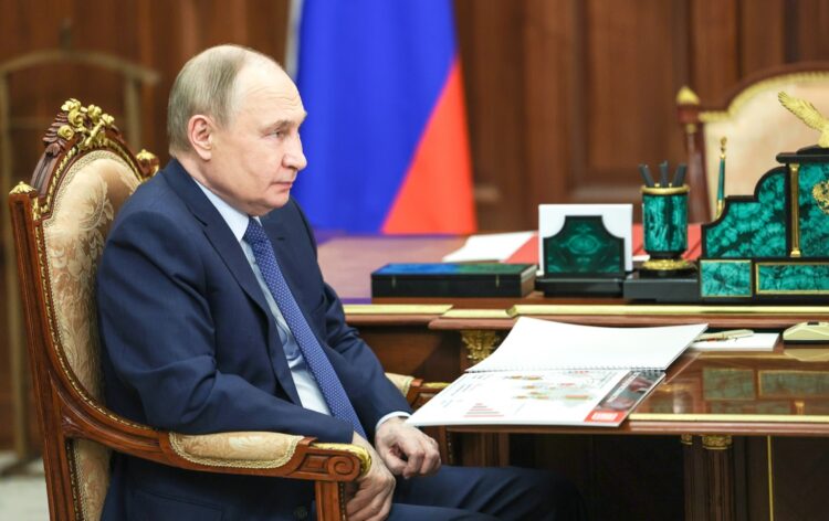 El presidente ruso, Vladímir Putin, en su despacho en el Kremlin  el 17 de julio de 2025. Foto: EFE/EPA/MKHAIL METZEL / SPUTNIK / KREMLIN POOL.