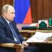 El presidente ruso, Vladímir Putin, en su despacho en el Kremlin  el 17 de julio de 2025. Foto: EFE/EPA/MKHAIL METZEL / SPUTNIK / KREMLIN POOL.