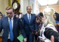 El líder de la mayoría republicana en el Senado, John Thune, habla con la prensa sobre el "Big, Beautiful Bill" en el Capitolio el 1 de julio de 2025. Foto: EFE/EPA/JIM LO SCALZO.