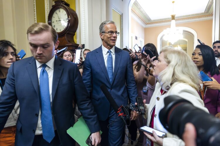 El líder de la mayoría republicana en el Senado, John Thune, habla con la prensa sobre el "Big, Beautiful Bill" en el Capitolio el 1 de julio de 2025. Foto: EFE/EPA/JIM LO SCALZO.