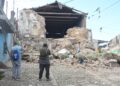 Dos personas observan una edificación destruida por los temblores ocurridos el martes en Santa María de Jesús, Guatemala. Foto: EFE/ Alex Cruz.