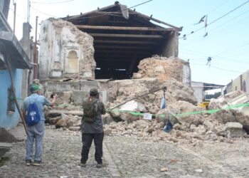 Dos personas observan una edificación destruida por los temblores ocurridos el martes en Santa María de Jesús, Guatemala. Foto: EFE/ Alex Cruz.