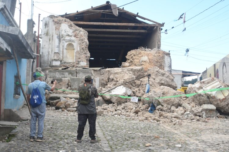 Dos personas observan una edificación destruida por los temblores ocurridos el martes en Santa María de Jesús, Guatemala. Foto: EFE/ Alex Cruz.