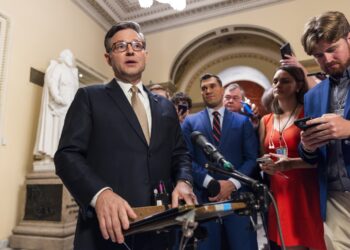 El presidente de la Cámara de Representantes, Mike Johnson (r), habla sobre la liberación anticipada de los legisladores para su receso de agosto. Está enviando a los legisladores a sus casas anticipadamente para evitar votaciones de procedimiento sobre el caso de Jeffrey Epstein. Foto: EFE/EPA/JIM LO SCALZO