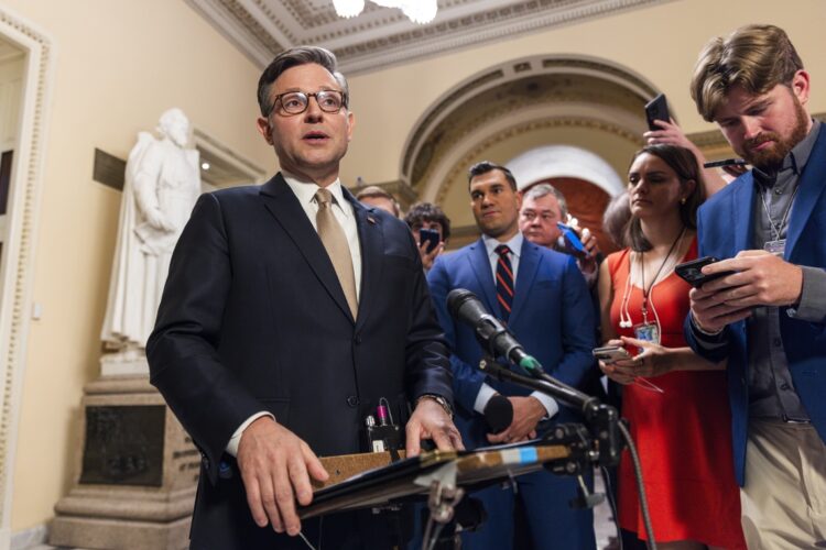 El presidente de la Cámara de Representantes, Mike Johnson (r), habla sobre la liberación anticipada de los legisladores para su receso de agosto. Está enviando a los legisladores a sus casas anticipadamente para evitar votaciones de procedimiento sobre el caso de Jeffrey Epstein. Foto: EFE/EPA/JIM LO SCALZO