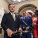 El presidente de la Cámara de Representantes, Mike Johnson (r), habla sobre la liberación anticipada de los legisladores para su receso de agosto. Está enviando a los legisladores a sus casas anticipadamente para evitar votaciones de procedimiento sobre el caso de Jeffrey Epstein. Foto: EFE/EPA/JIM LO SCALZO