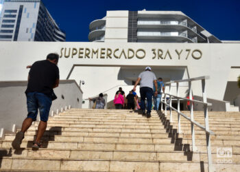 Supermercado en dólares de 3ra y 70, en La Habana. Foto: Otmaro Rodríguez.