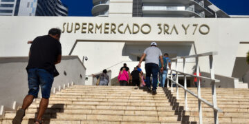 Supermercado en dólares de 3ra y 70, en La Habana. Foto: Otmaro Rodríguez.