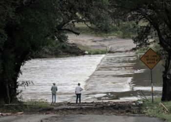 Dos personas observan la crecida del río Guadalupe en el condado de Kerr, Texas. Foto: EFE/EPA/DUSTIN SAFRANEK.