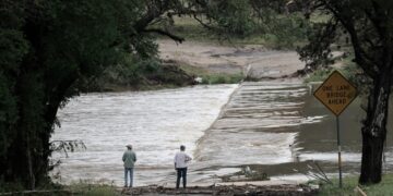 Dos personas observan la crecida del río Guadalupe en el condado de Kerr, Texas. Foto: EFE/EPA/DUSTIN SAFRANEK.