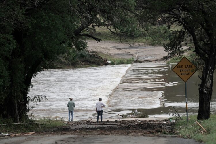 Dos personas observan la crecida del río Guadalupe en el condado de Kerr, Texas. Foto: EFE/EPA/DUSTIN SAFRANEK.