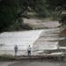 Dos personas observan la crecida del río Guadalupe en el condado de Kerr, Texas. Foto: EFE/EPA/DUSTIN SAFRANEK.