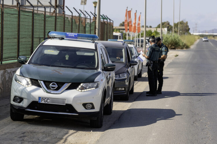 Agentes de la Guardia Civil controlan el acceso a Torre Pacheco, Murcia, España, en todas las entradas al municipio, escenario de disturbios racistas organizados por grupos de ultraderecha. Foto: EFE/Marcial Guillén.