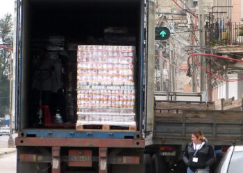 Entrega de mercancías importadas a negocios privados en La Habana. Foto: AMD / Archivo.
