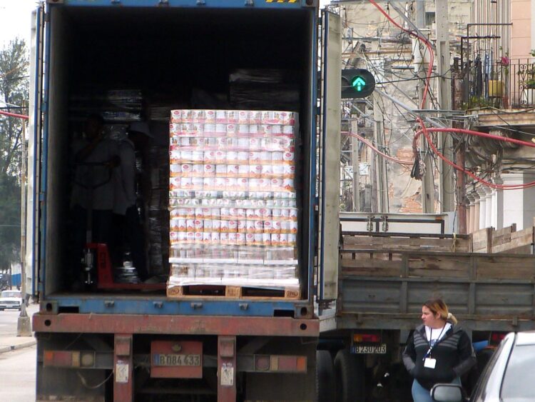 Entrega de mercancías importadas a negocios privados en La Habana. Foto: AMD / Archivo.