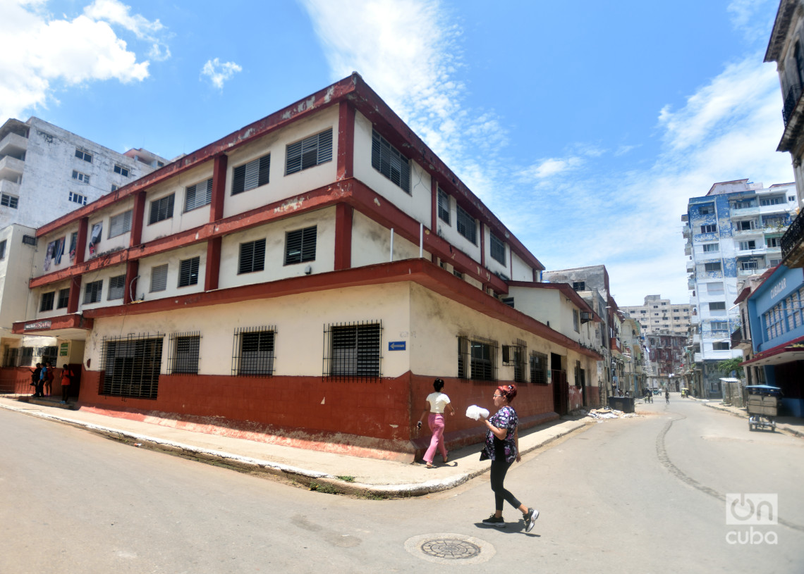 Policlínico Universitario Luis Galvan Soca, en Blanco y Trocadero, Centro Habana. Foto: Otmaro Rodríguez.