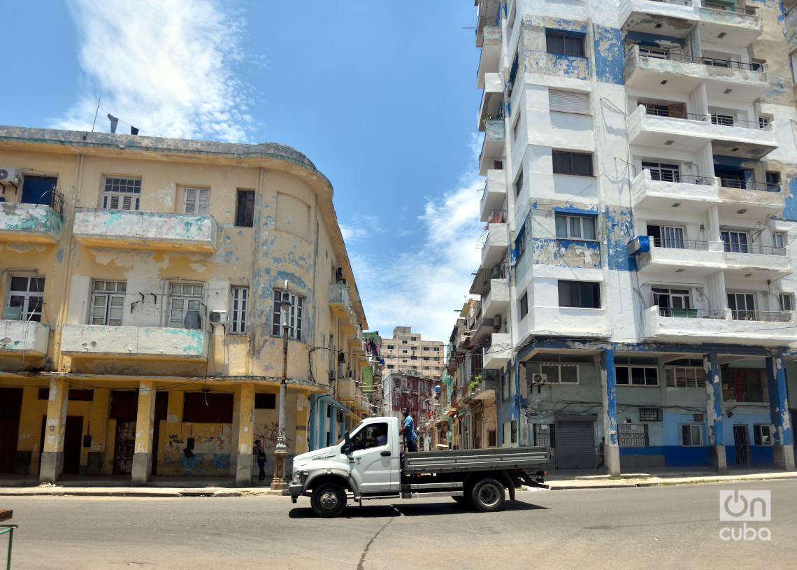 Calle Trocadero y Galiano, en Centro Habana. Foto: Otmaro Rodríguez.