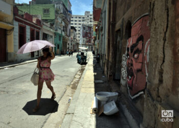 Calle Trocadero, en Centro Habana. Foto: Otmaro Rodríguez.
