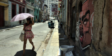Calle Trocadero, en Centro Habana. Foto: Otmaro Rodríguez.