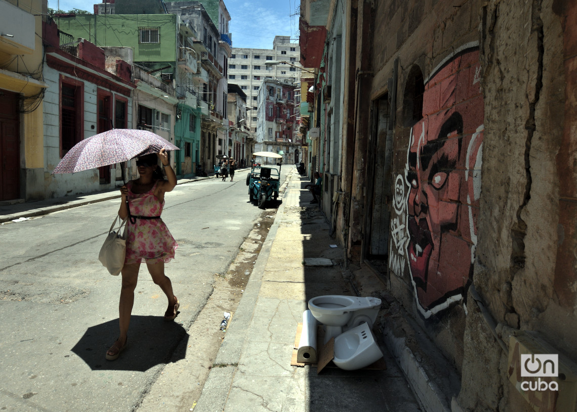 Calle Trocadero, en Centro Habana. Foto: Otmaro Rodríguez.