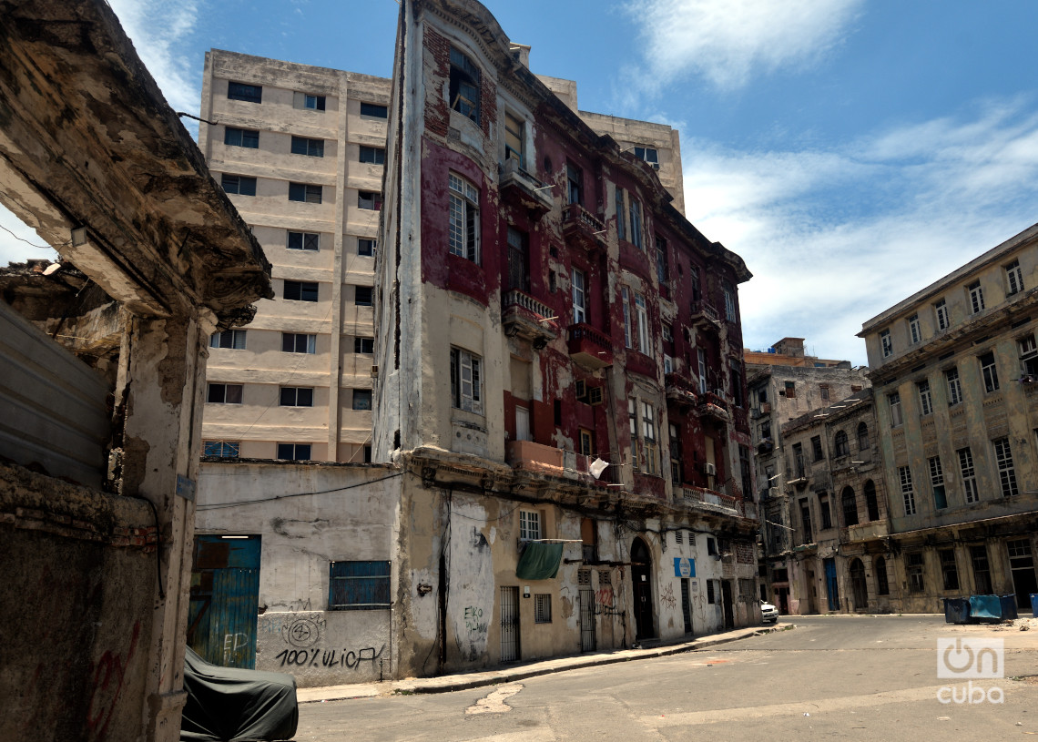 Calle Trocadero y San Nicolás, en Centro Habana. Foto: Otmaro Rodríguez.