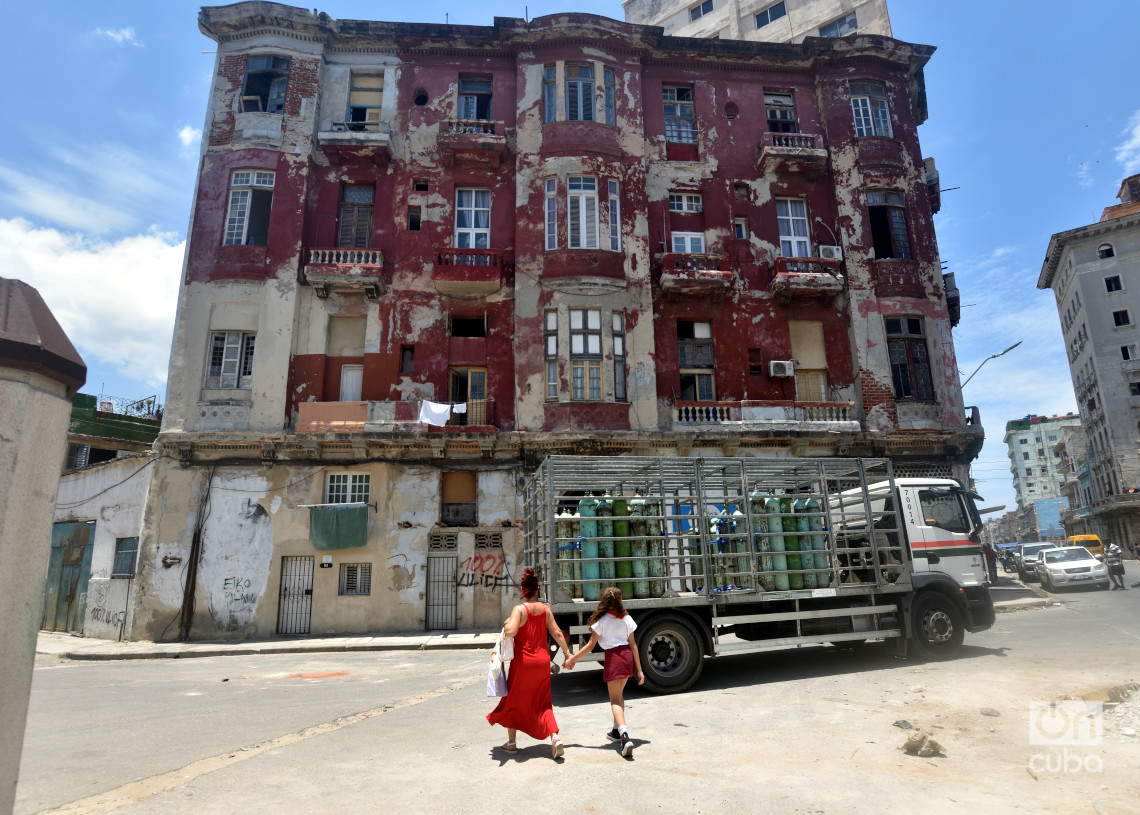 Calle Trocadero y San Nicolás, en Centro Habana. Foto: Otmaro Rodríguez.