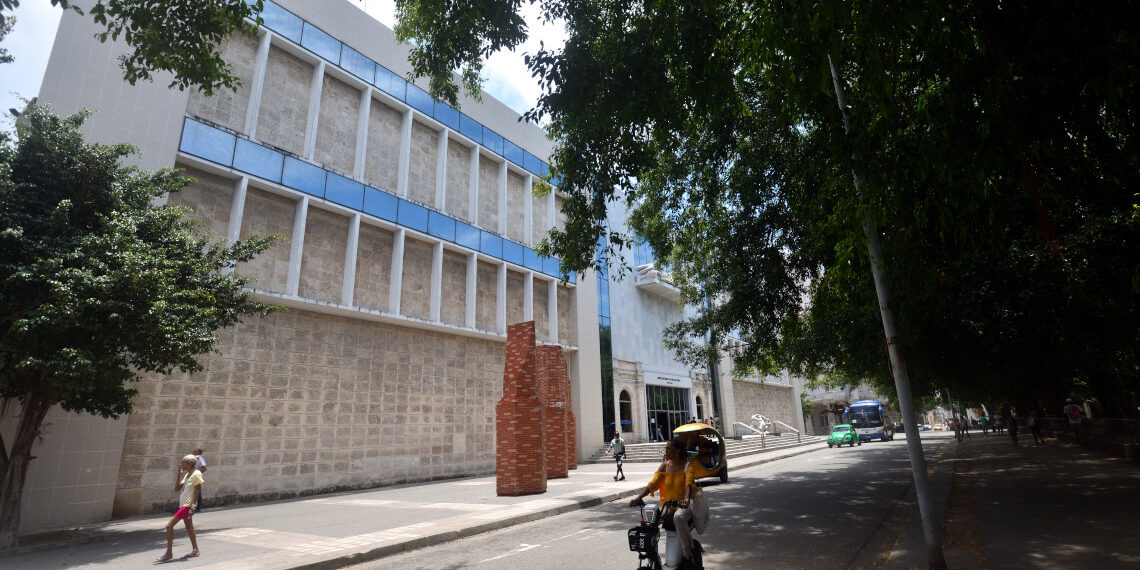 Edificio de Arte Cubano del Museo Nacional de Bellas Artes, con entrada por la calle Trocadero. Foto: Otmaro Rodríguez.