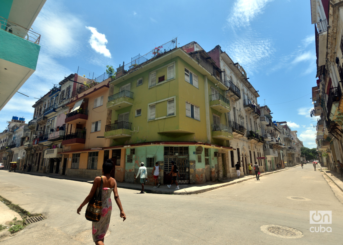 Calle Trocadero e Industria, en Centro Habana. Foto: Otmaro Rodríguez.