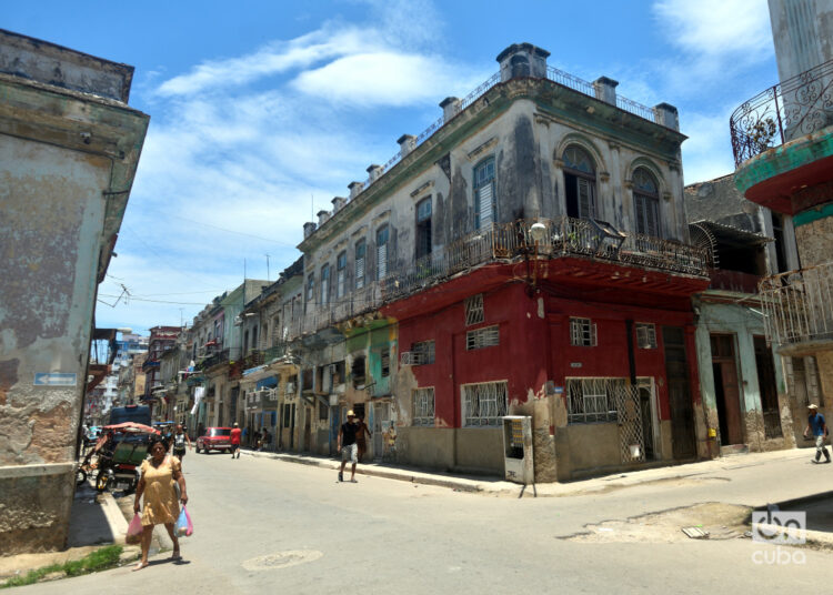 Intersección de las calles Trocadero y Crespo, en Centro Habana. Foto: Otmaro Rodríguez.